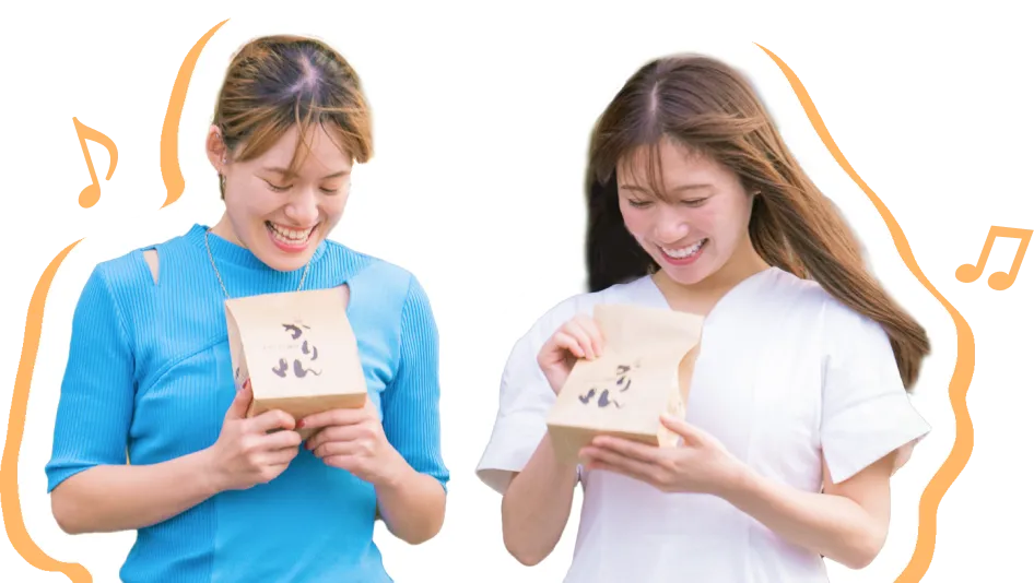 いさみ屋で購入した川棚かりんを手にしてお店を出る二人