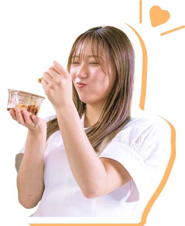 いさみ屋の黒蜜ときな粉のかかった牛乳豆腐を美味しそうに食べる女性