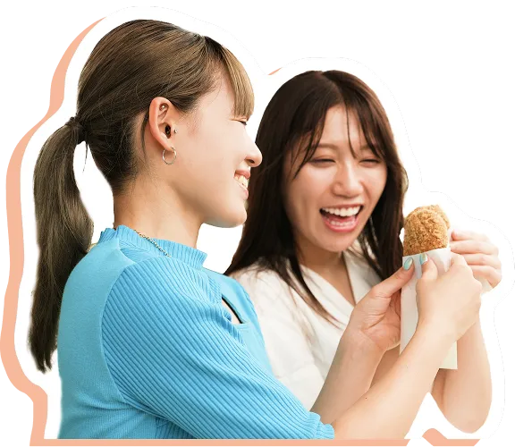 二人で川下精肉店のメンチカツを美味しく食べる様子